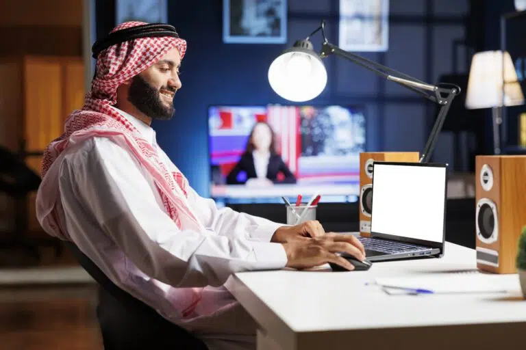 Man with laptop having a white screen